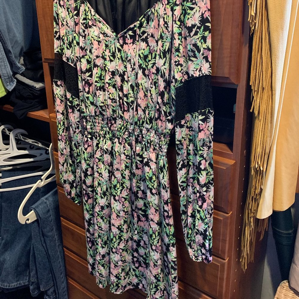 Priness Vera Wang. Short spring dress floral pattern lace in sleeves.